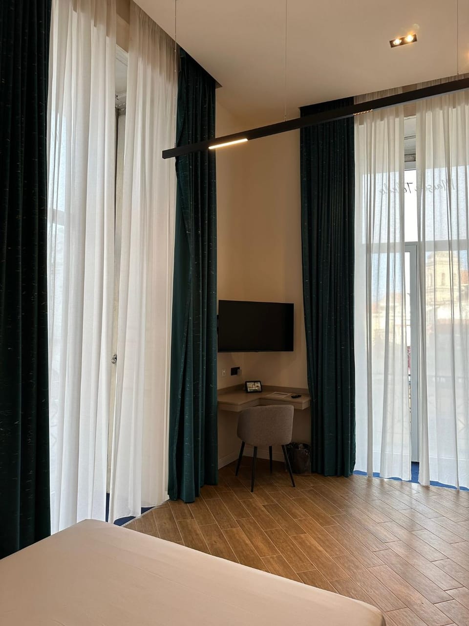 Bed, TV and multimedia, Photo of the whole room, Bedroom