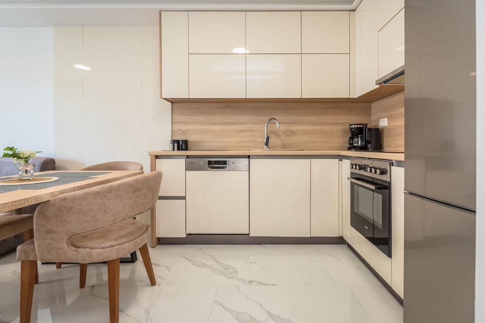 Kitchen or kitchenette, Dining area, dishwasher, pet friendly, stove