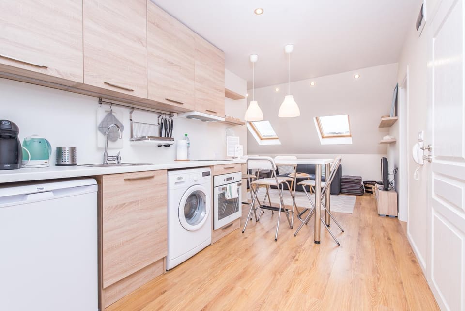 Kitchen or kitchenette, Living room, Seating area, Dining area, oven, stove, washing machine