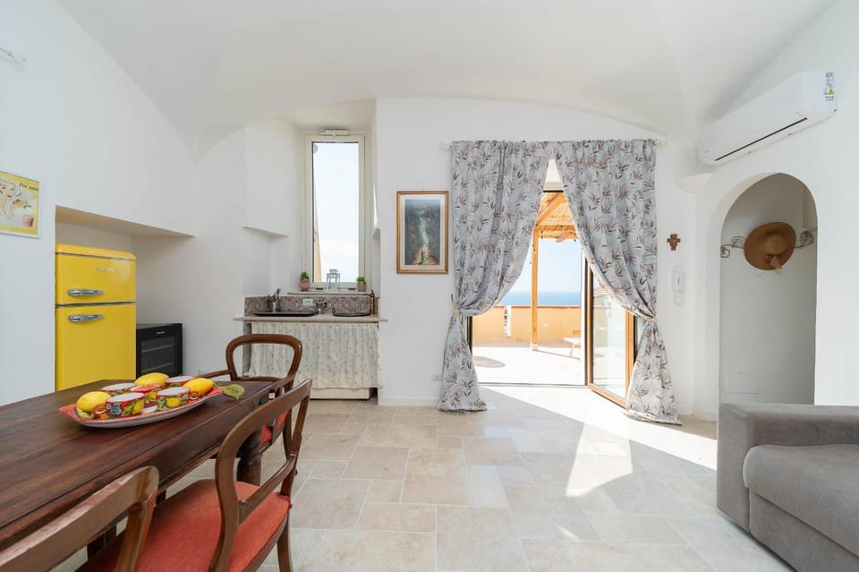 Kitchen or kitchenette, Food and drinks, Dining area, Food