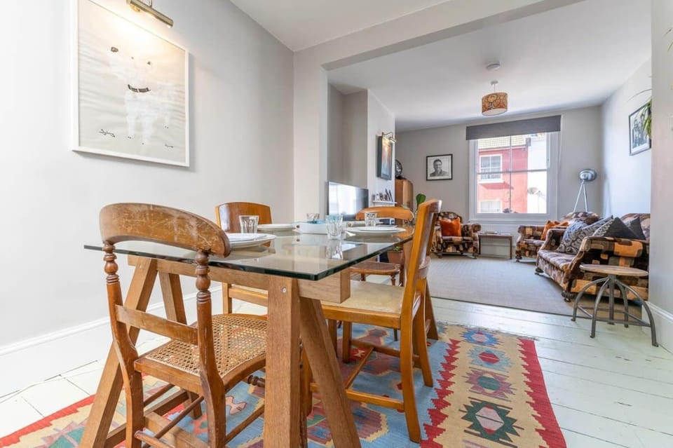 TV and multimedia, Living room, Seating area, Dining area