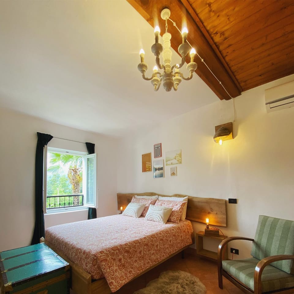 Photo of the whole room, Bedroom, air conditioner