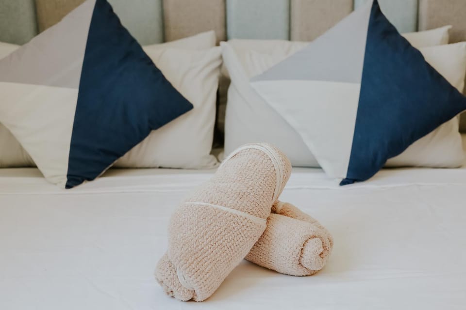 Near Airport & Beaches, Strong Wifi, Netflix, Pool Apartment in Lapu-Lapu City