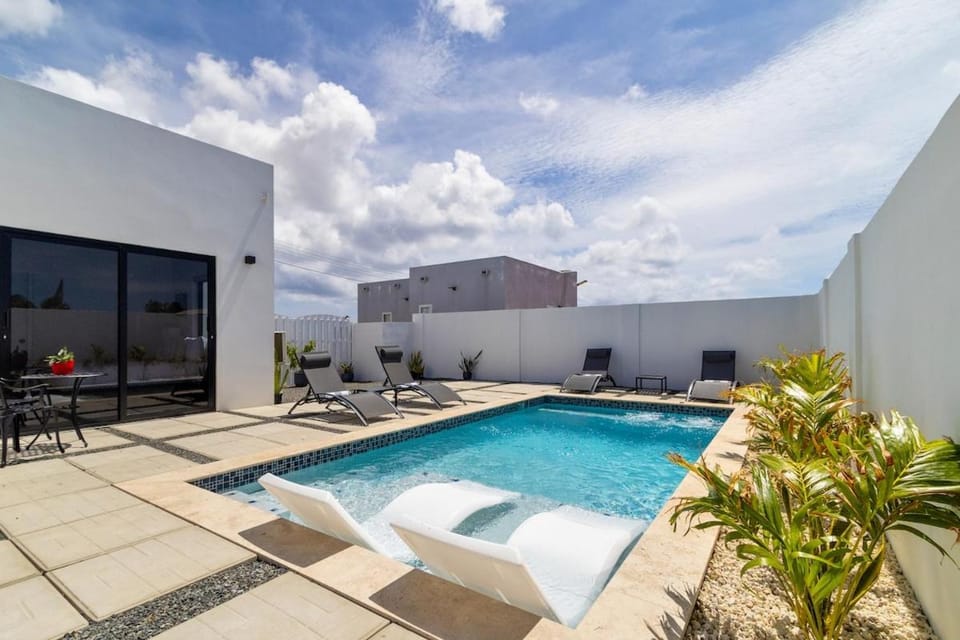 Tanki Leendert 43-K House in Oranjestad