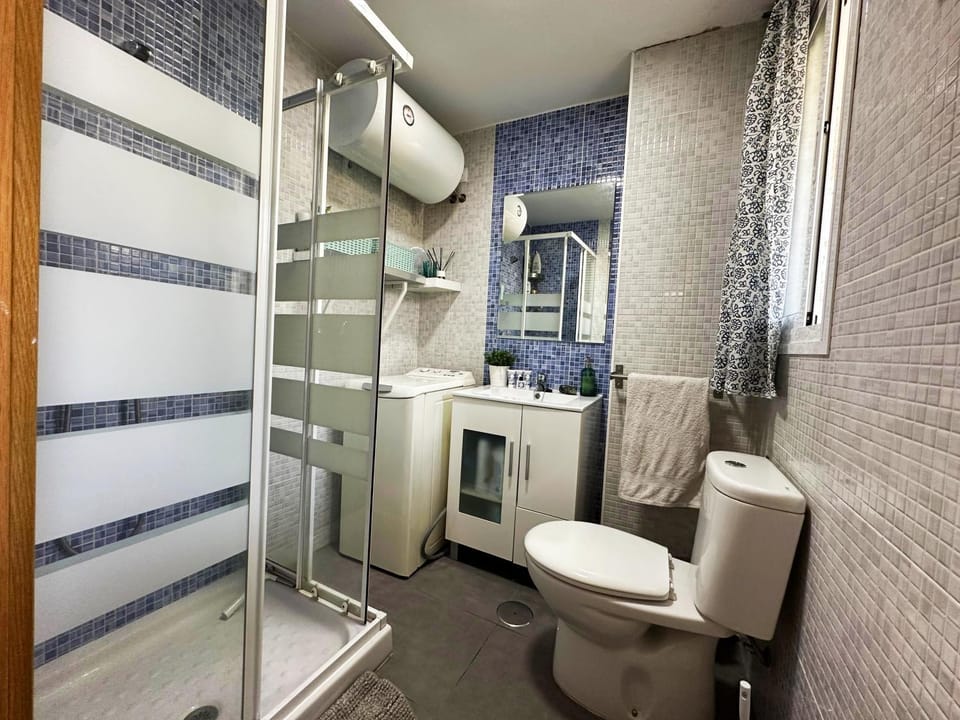Shower, Toilet, Bathroom, towels