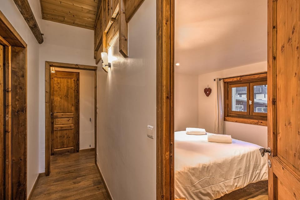 Bed, Photo of the whole room, Bedroom, towels, wardrobe