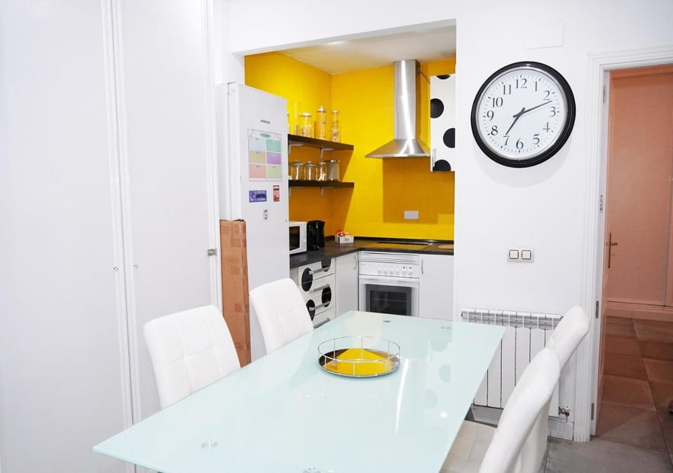 Kitchen or kitchenette, Food and drinks, Dining area, Food, stove, toaster