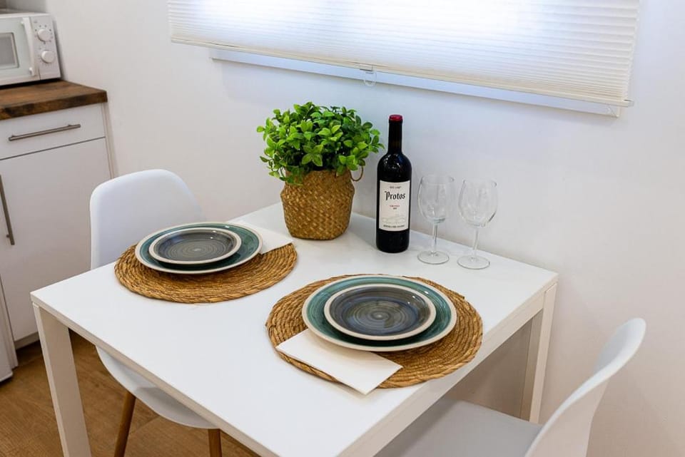 Kitchen or kitchenette, Food and drinks, Dining area