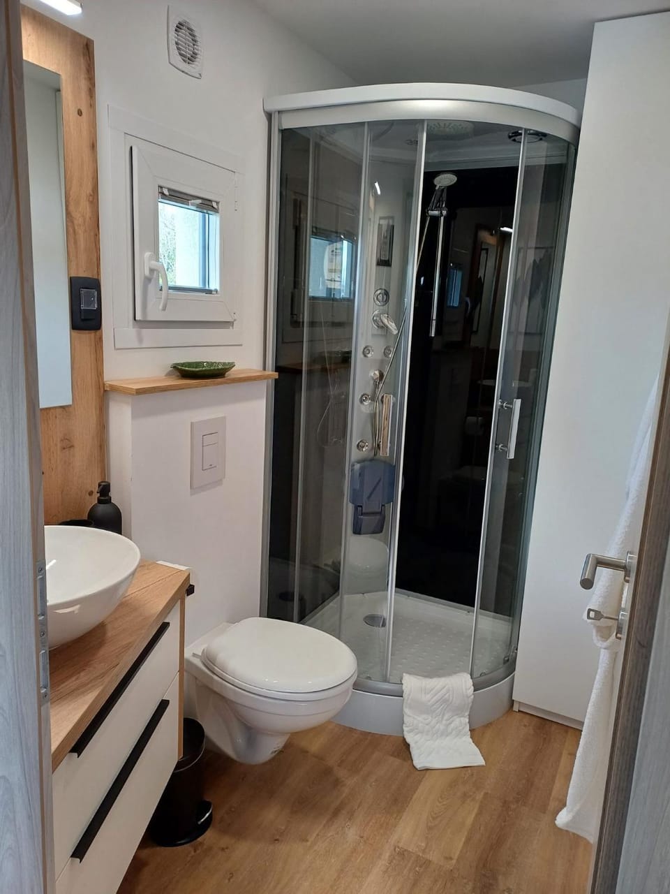 Shower, Toilet, Bathroom, towels