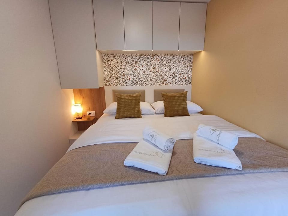 Bed, Bedroom, towels