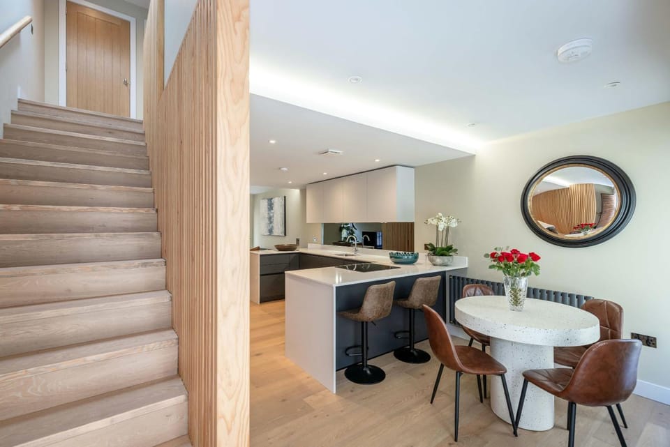 Kitchen or kitchenette, Seating area, stove