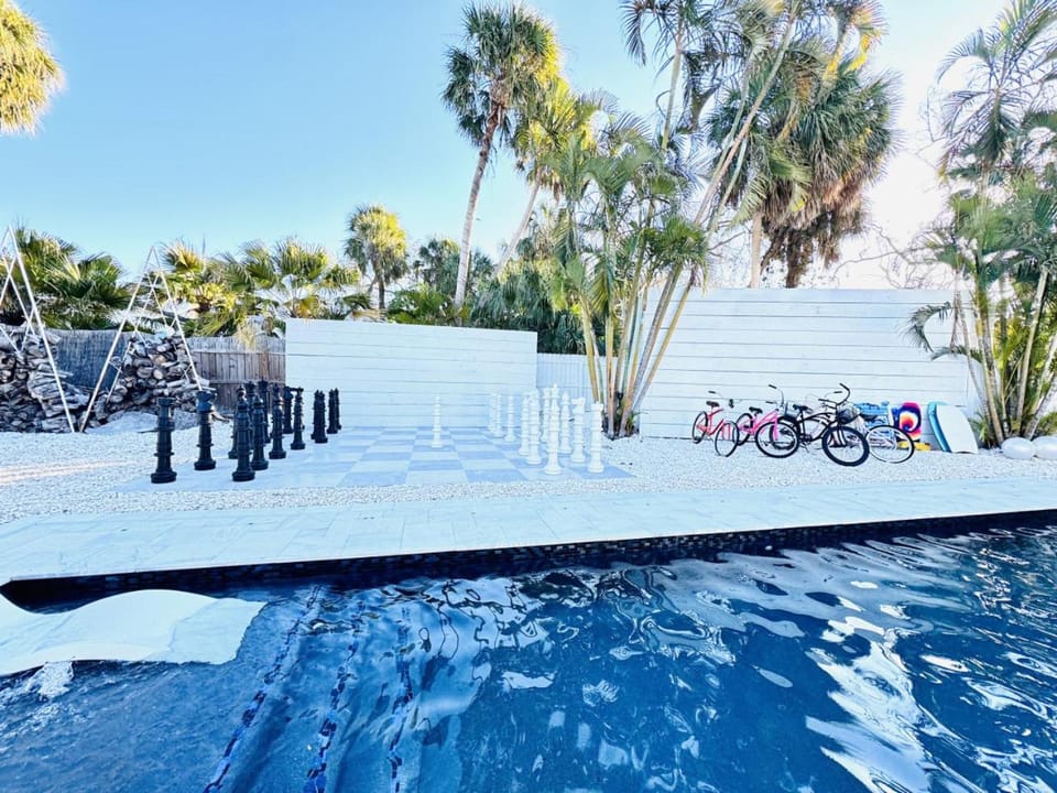 Siesta Key Beach - Sauna - Heated Saltwater Pool - Family & Pet Friendly - Fenced in Back Yard - Beach Gear & Beach Bikes Included -Zachs Private Beach House House in Siesta Key