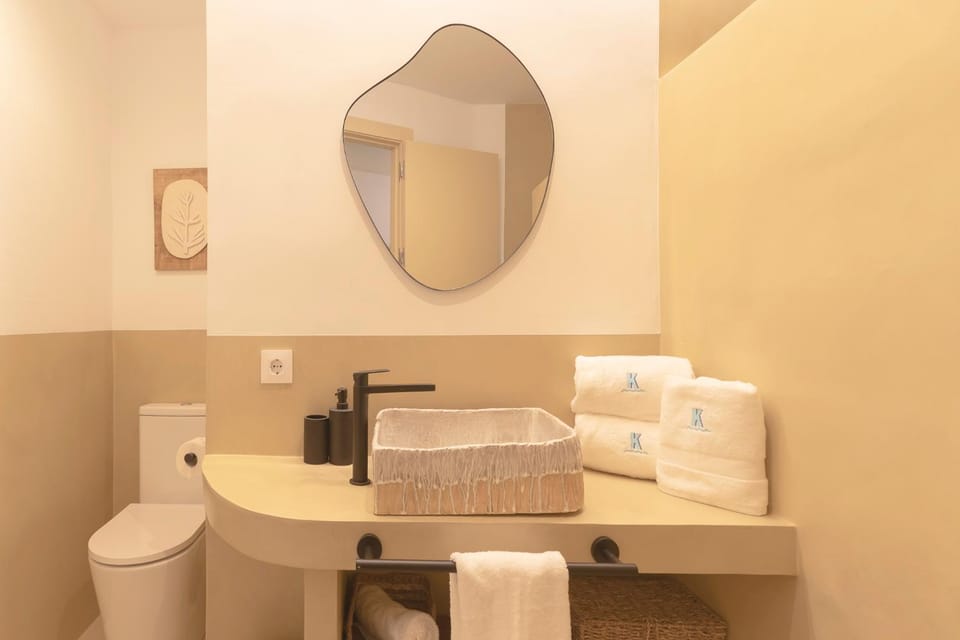 Toilet, Bathroom, towels
