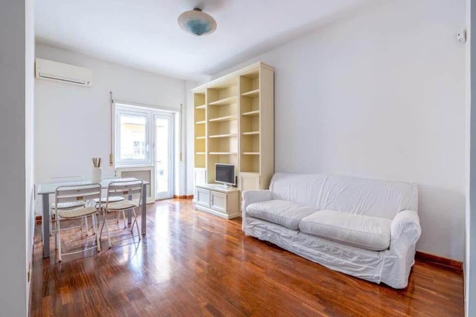 Bed, Living room, Seating area, Dining area