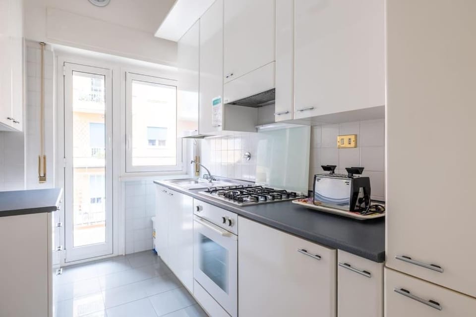 Coffee/tea facilities, Kitchen or kitchenette, stove
