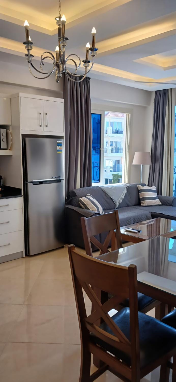 Kitchen or kitchenette, Living room, Seating area, Dining area, microwave
