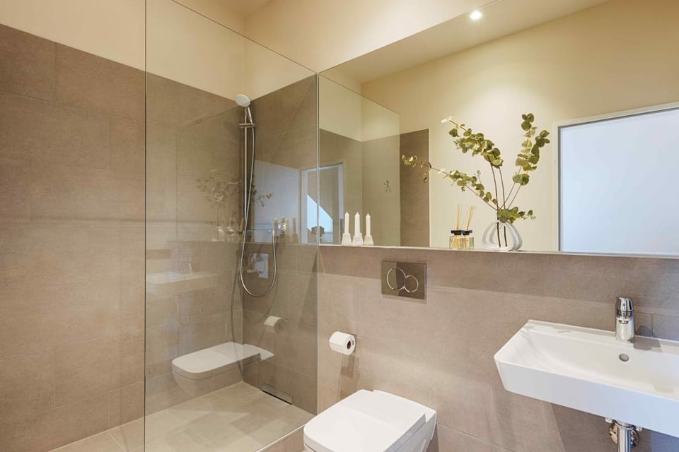 Shower, Toilet, Bathroom, towels
