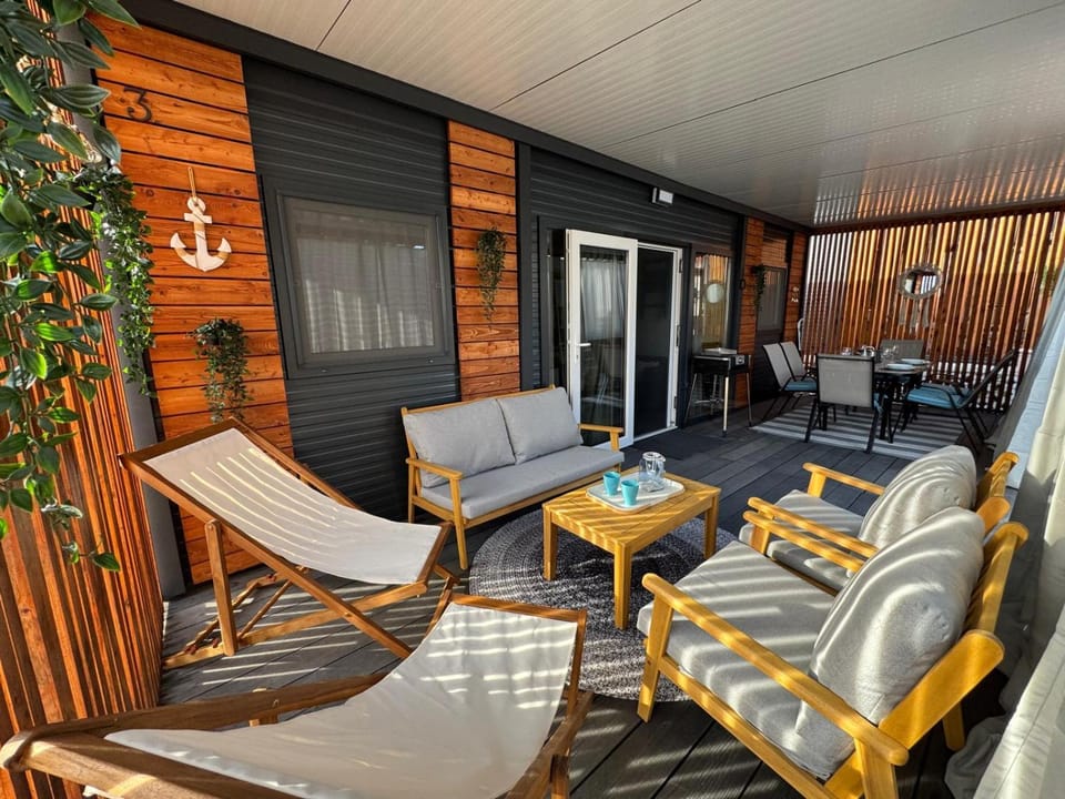 Property building, Balcony/Terrace, Seating area, Dining area, Breakfast