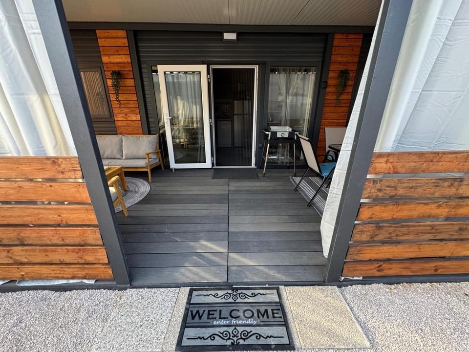 Property building, Facade/entrance, Day