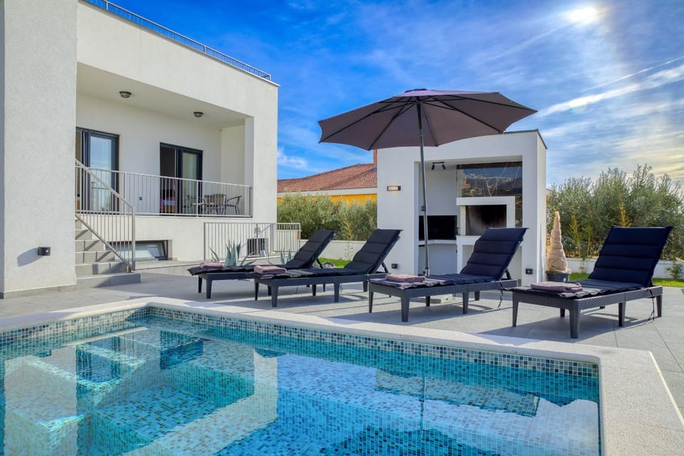 Property building, Facade/entrance, Off site, BBQ facilities, Balcony/Terrace, Swimming pool