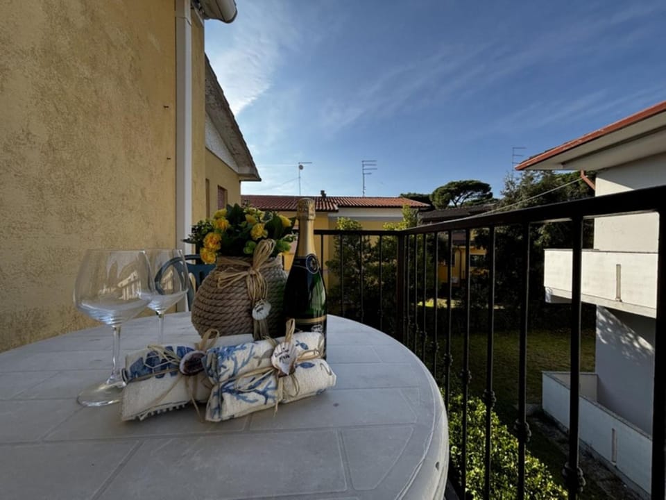 Balcony/Terrace, Food and drinks, Drinks, Alcoholic drinks