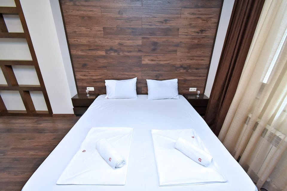 Bed, Photo of the whole room, Bedroom, towels