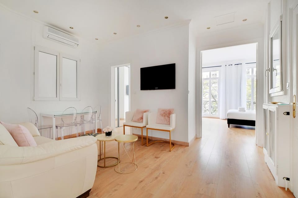 Communal lounge/ TV room, TV and multimedia, Living room, air conditioner