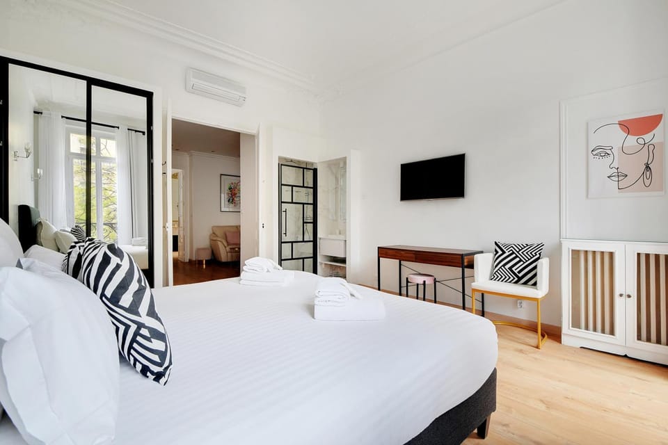 Bed, TV and multimedia, Photo of the whole room, Bedroom, air conditioner