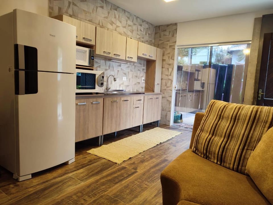 Kitchen or kitchenette, Living room, Seating area, Dining area, minibar, oven, pet friendly, stove, toaster