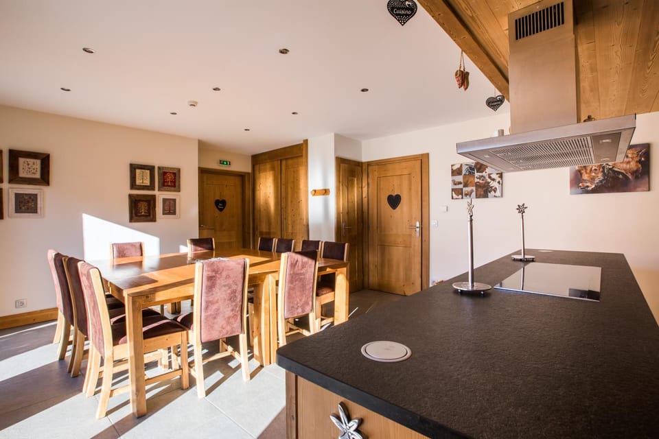 Kitchen or kitchenette, Dining area