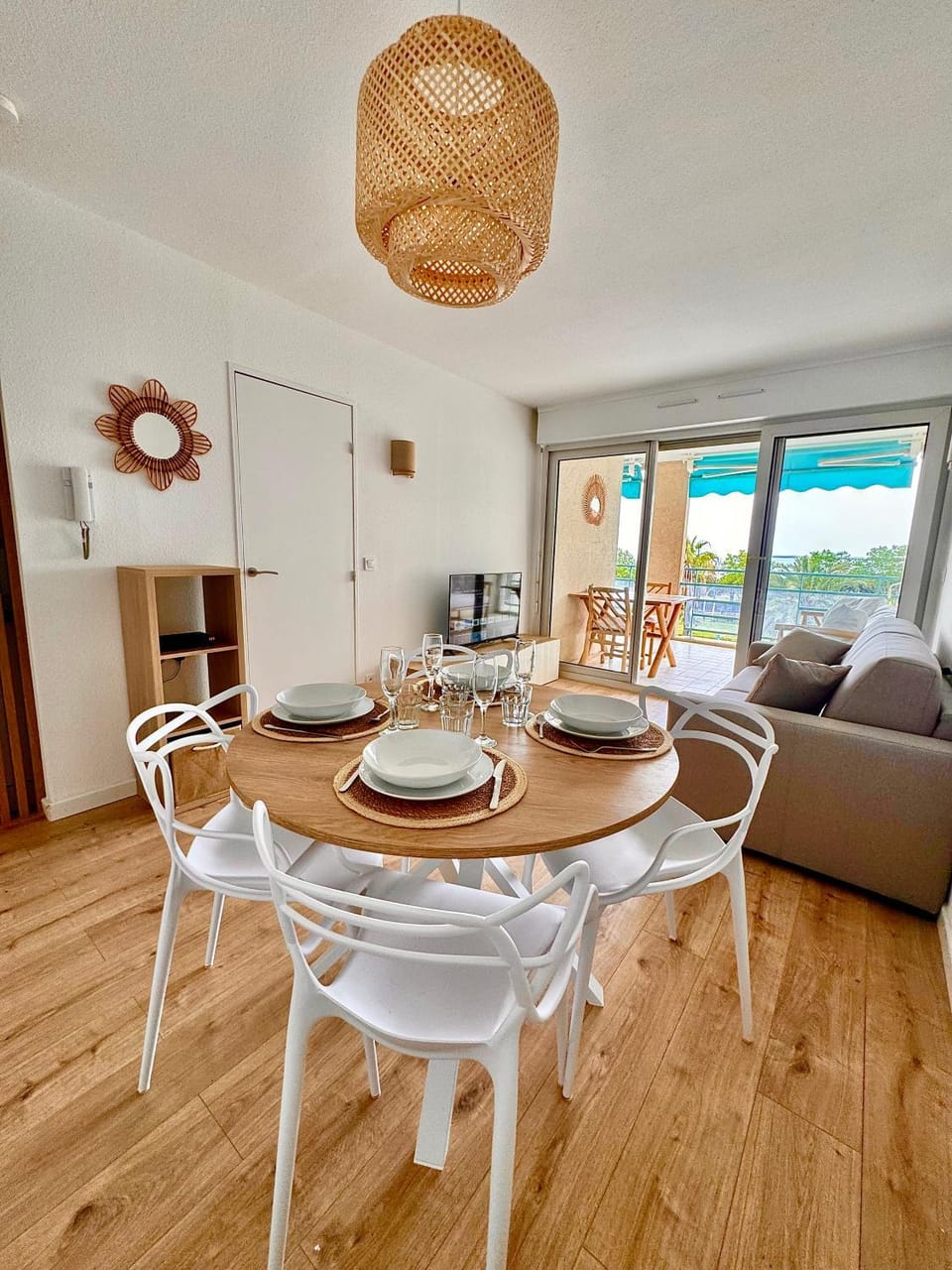 Living room, Dining area