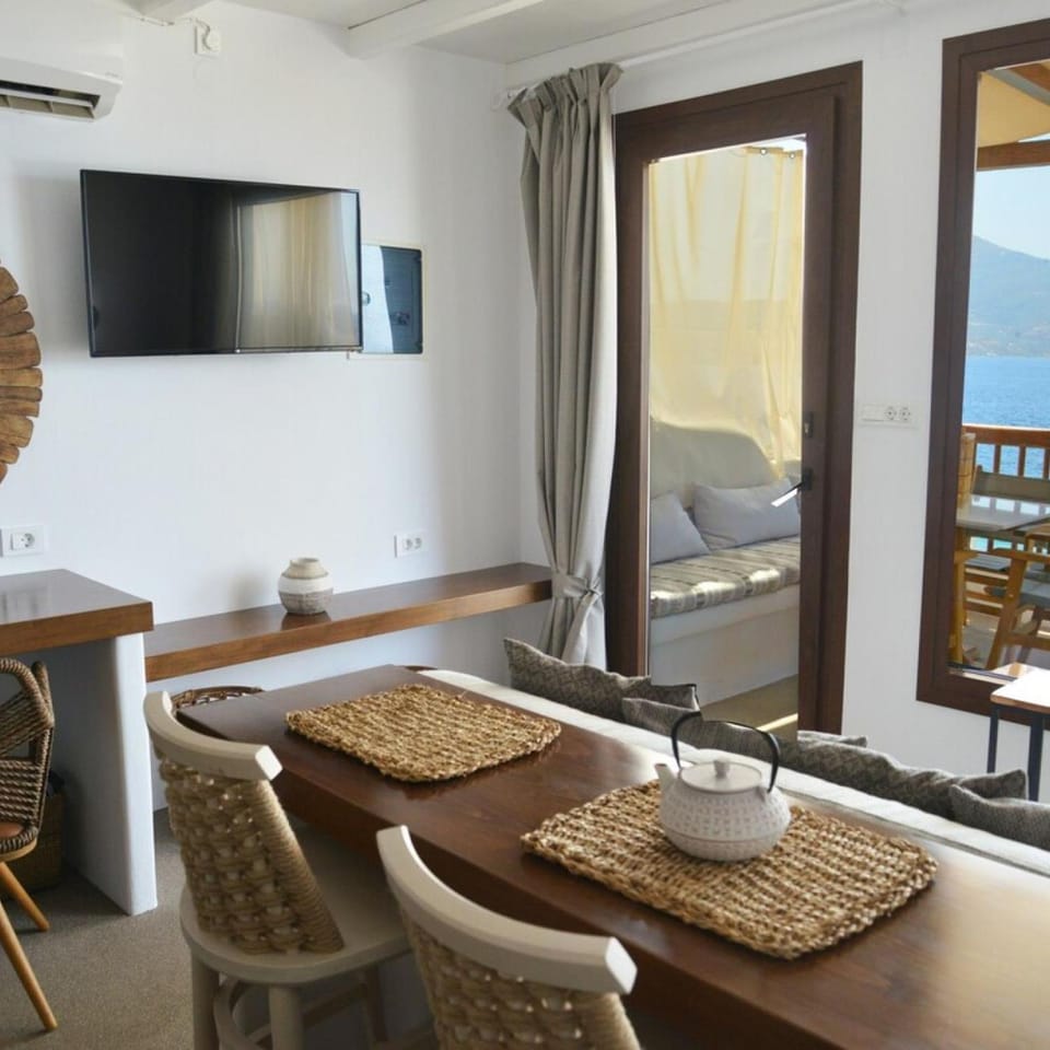 honeymoon klima suite Apartment in Milos
