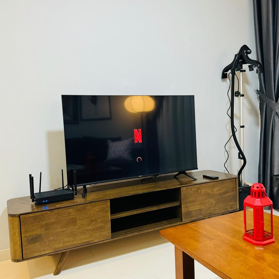 Communal lounge/ TV room, TV and multimedia, flat iron