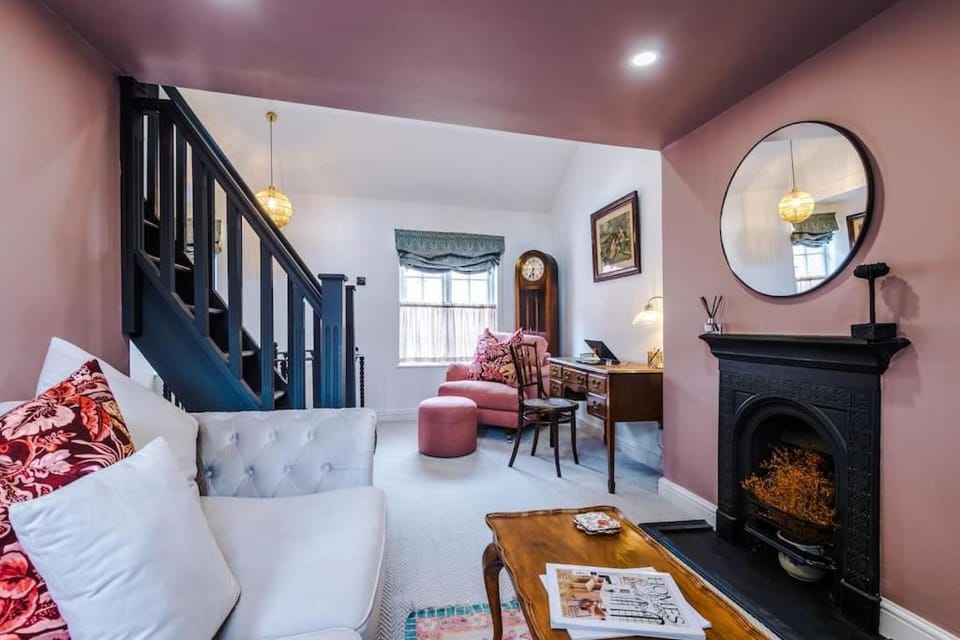 Rustic Chester Cottage Near Shops & Terrace House in Chester