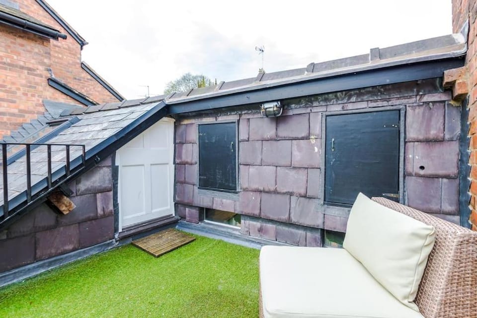 Rustic Chester Cottage Near Shops & Terrace House in Chester