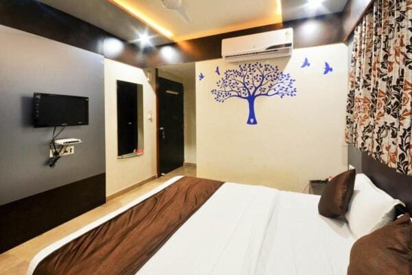Bed, TV and multimedia, Bedroom