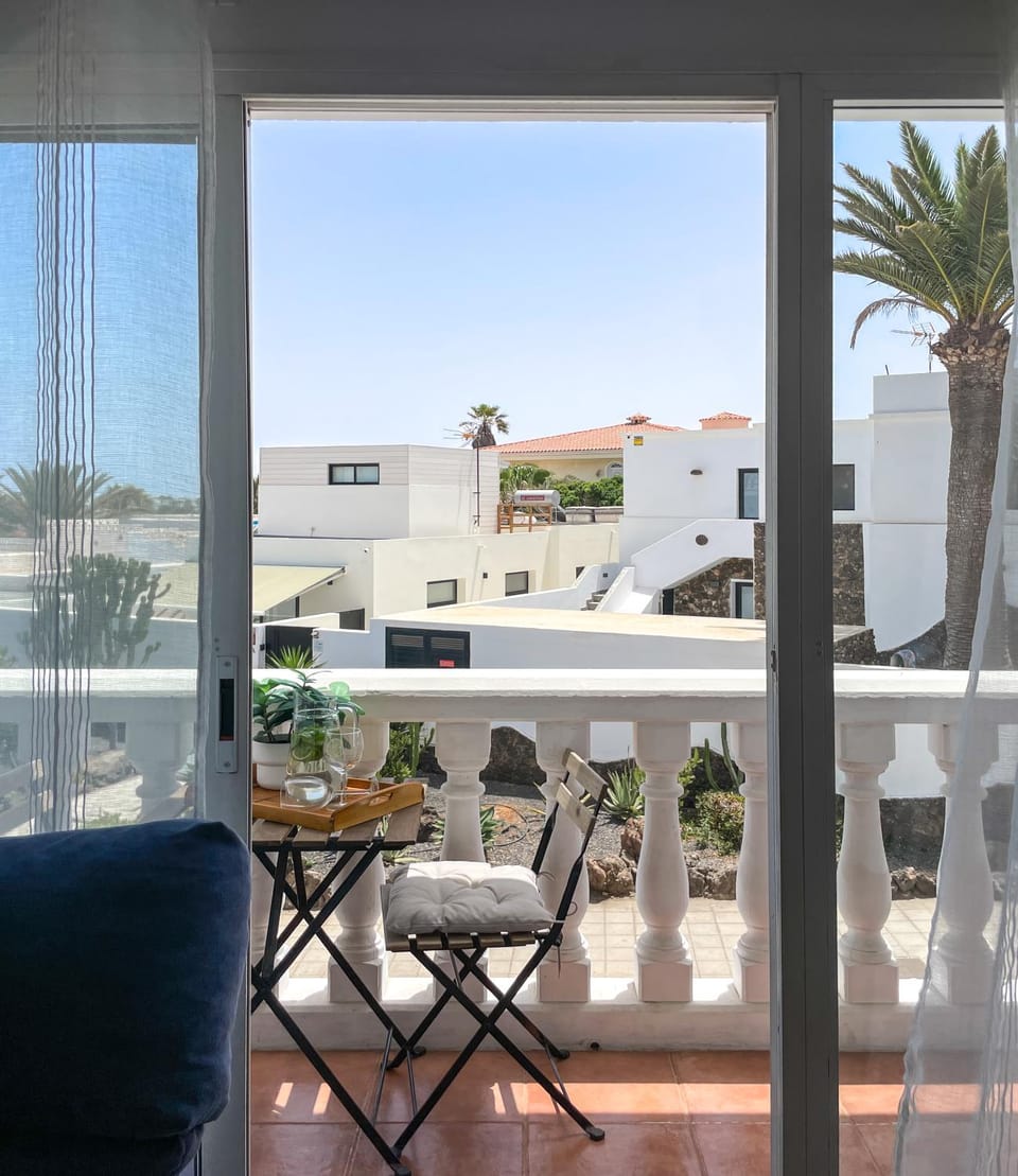 View (from property/room), Balcony/Terrace, Living room