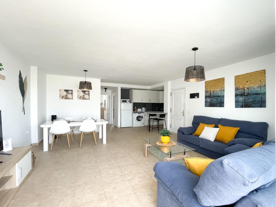 Kitchen or kitchenette, Living room, Seating area, Dining area, stove