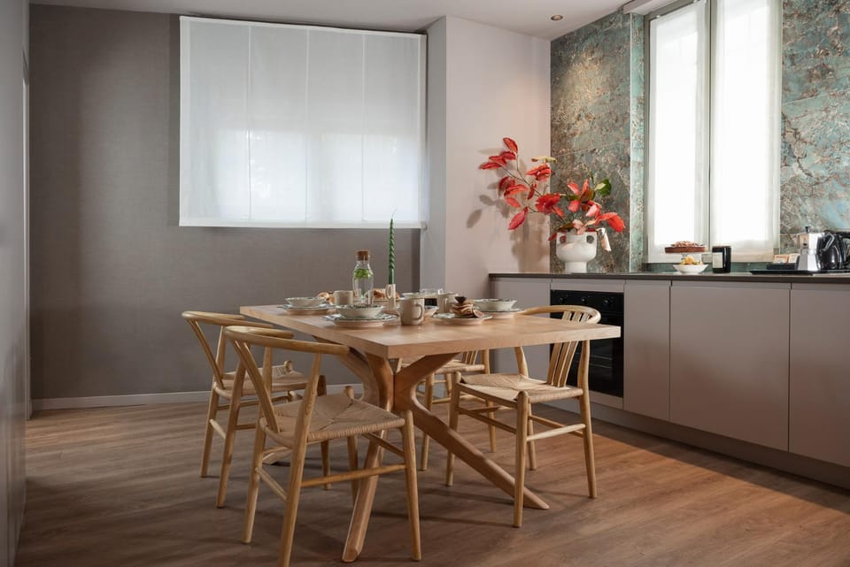 Coffee/tea facilities, Kitchen or kitchenette, Living room, Dining area