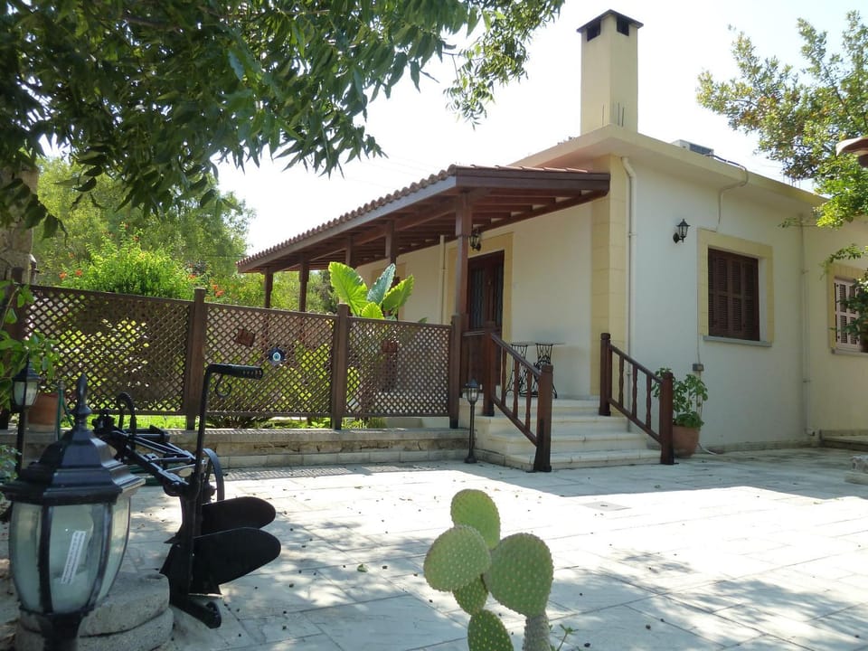 Facade/entrance, Balcony/Terrace