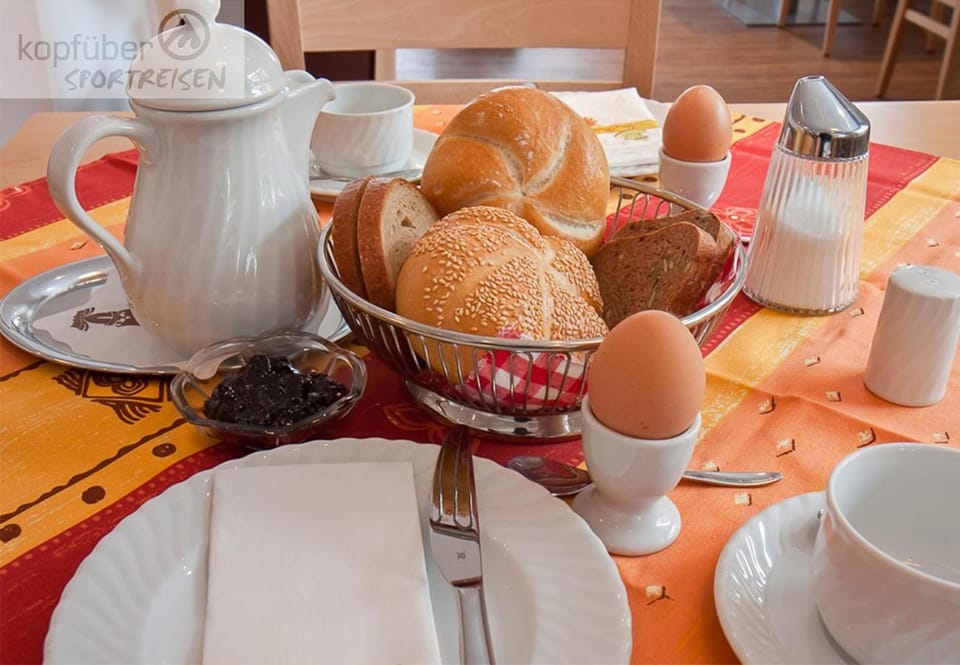 Food and drinks, Food, Breakfast, Continental breakfast