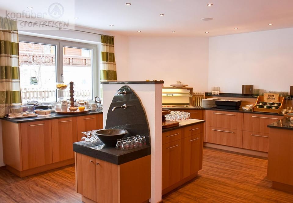 Coffee/tea facilities, Food and drinks, Food, Buffet breakfast