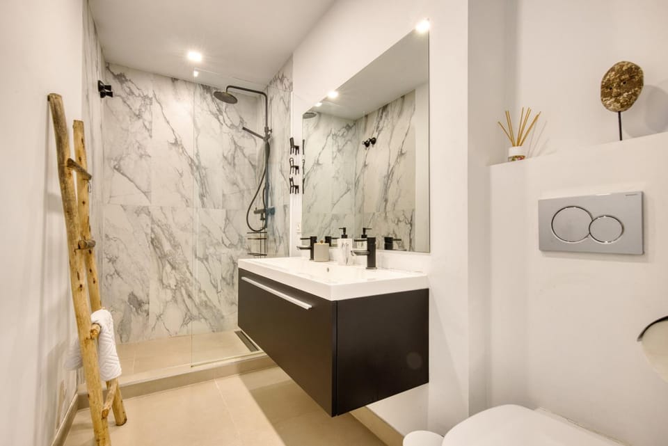Shower, Toilet, Bathroom, towels