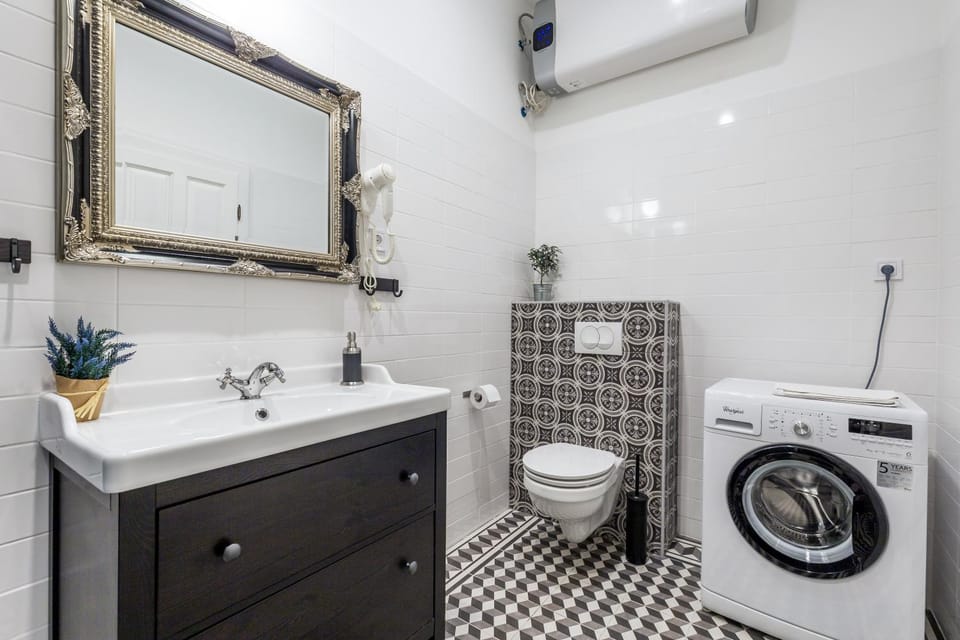Toilet, Bathroom, towels, washing machine