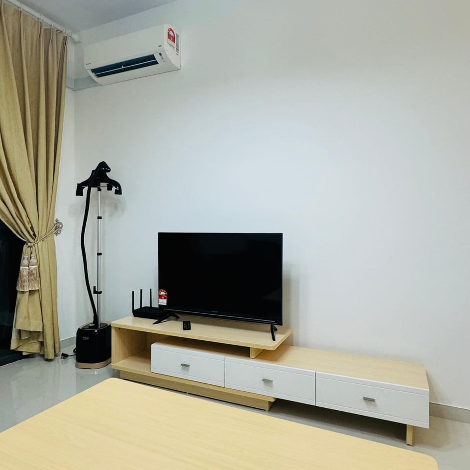 Communal lounge/ TV room, TV and multimedia, flat iron, air conditioner