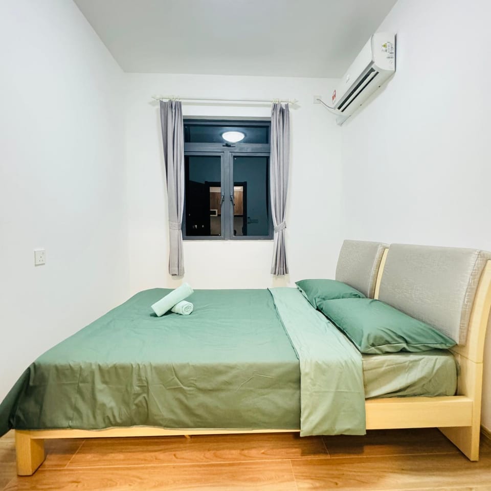 Bed, Photo of the whole room, Bedroom, towels, air conditioner