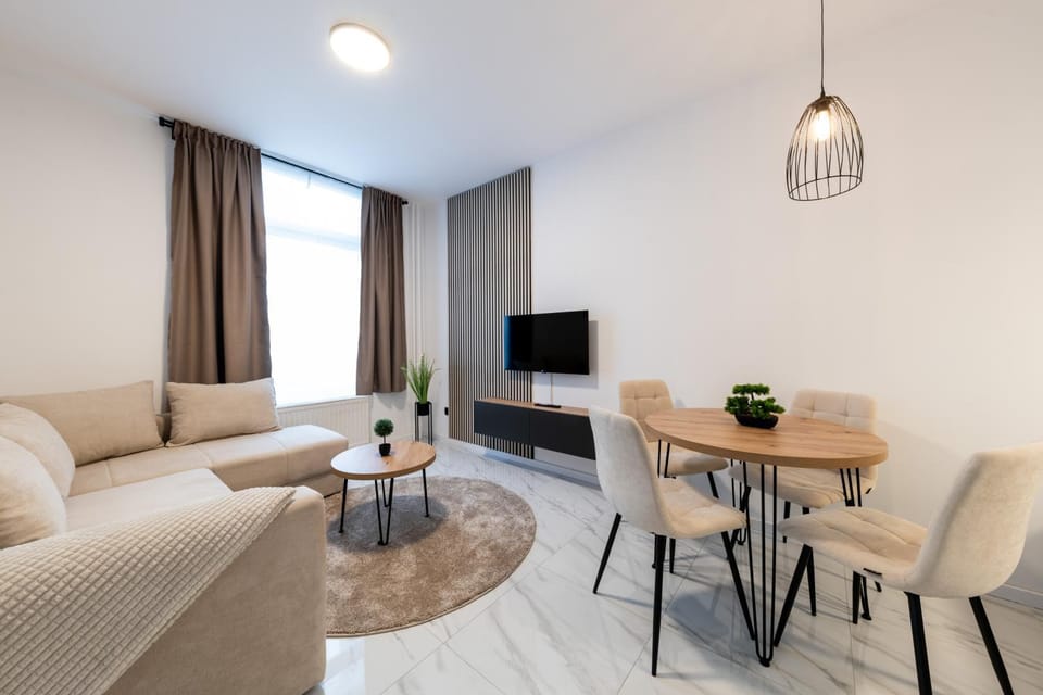 TV and multimedia, Living room, Seating area, Dining area