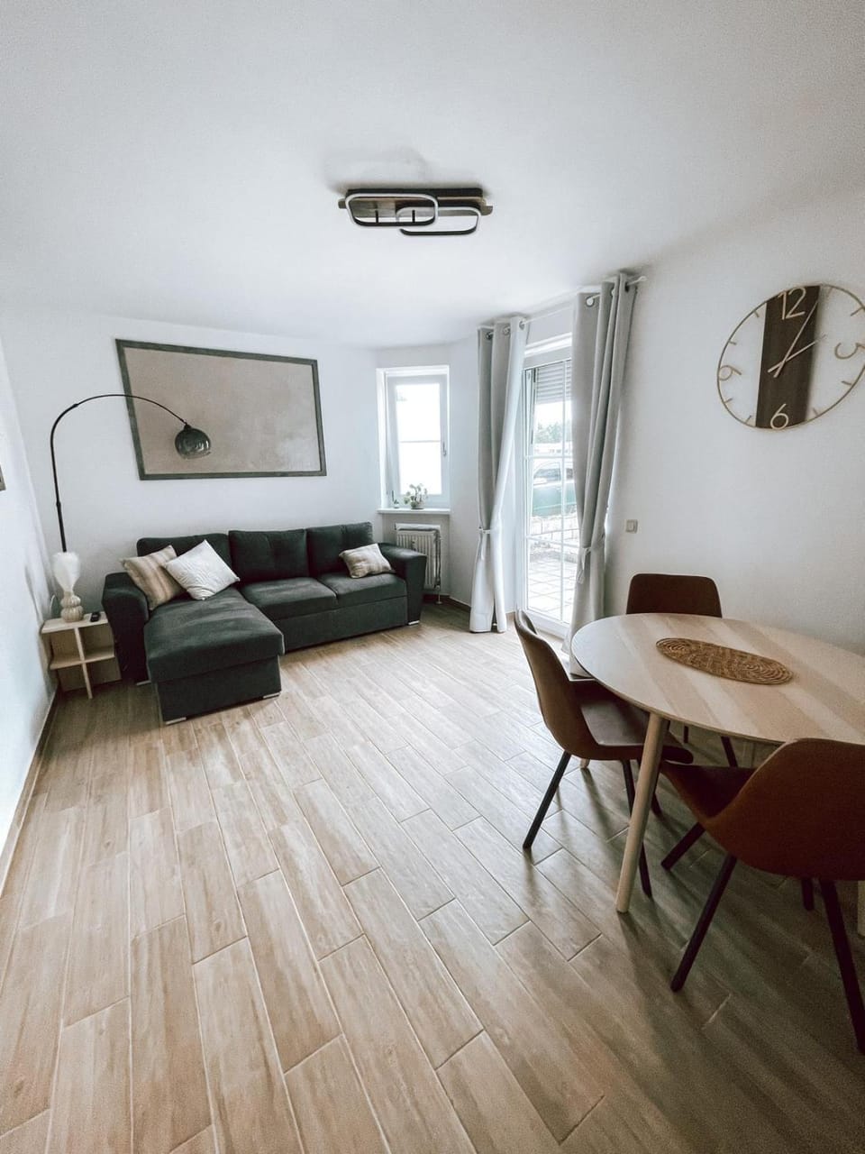 TV and multimedia, Living room, Photo of the whole room, Seating area, Dining area
