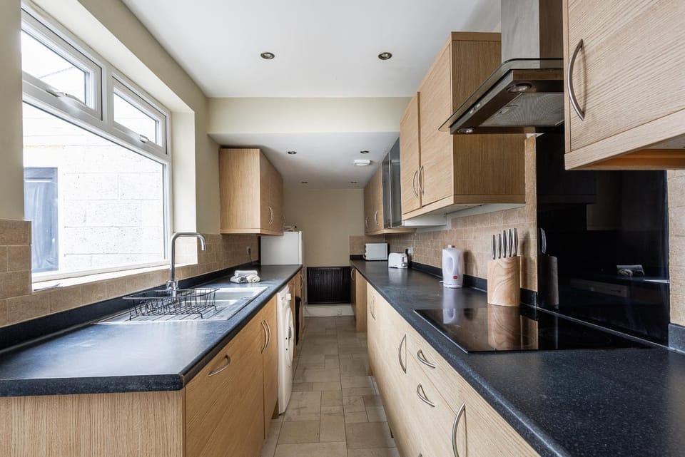 Enjoy 4 BR spacious home 7 mins from city House in Darlington