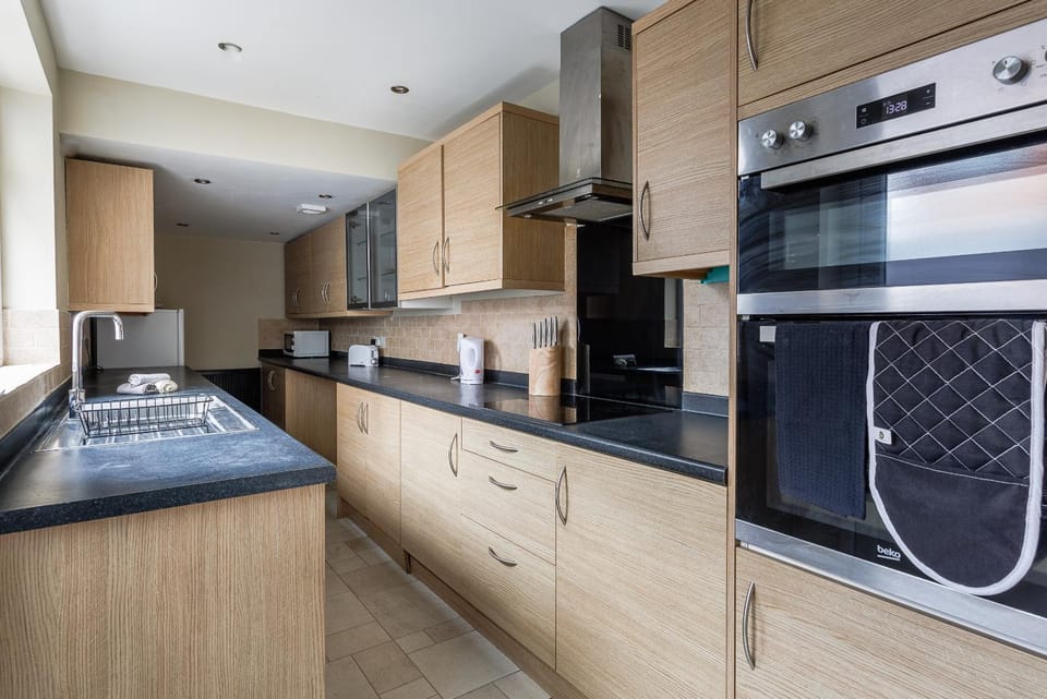 Enjoy 4 BR spacious home 7 mins from city House in Darlington
